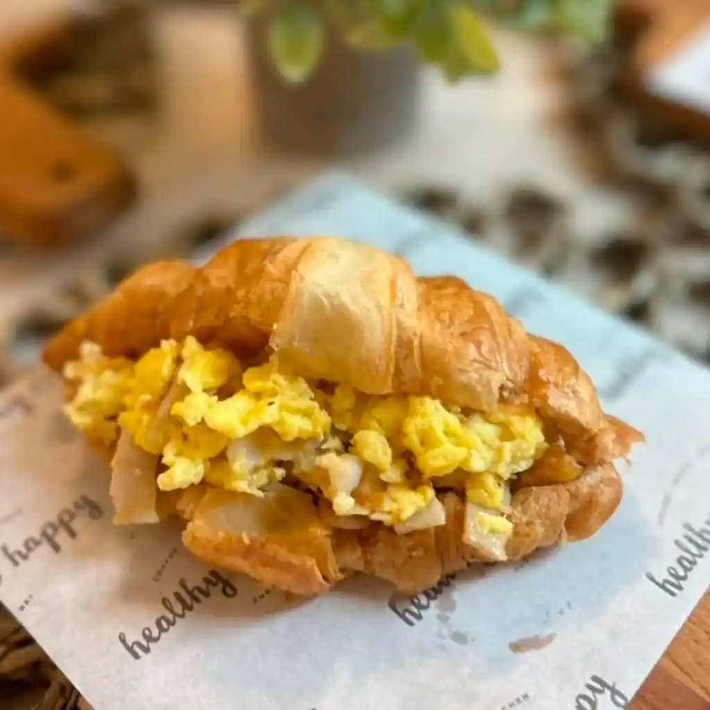 Gourmet & egg croissants 3